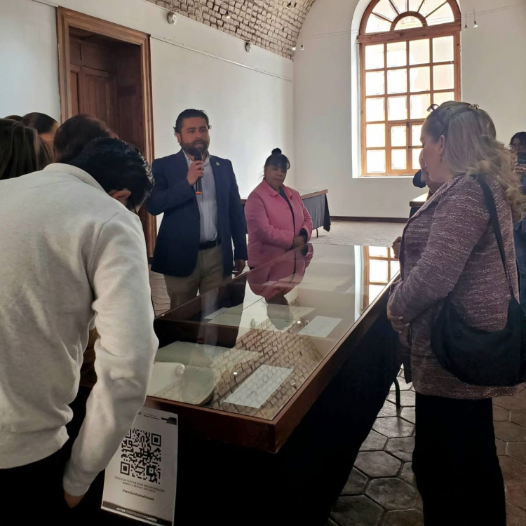 Inaugura exposición sobre patrimonio documental