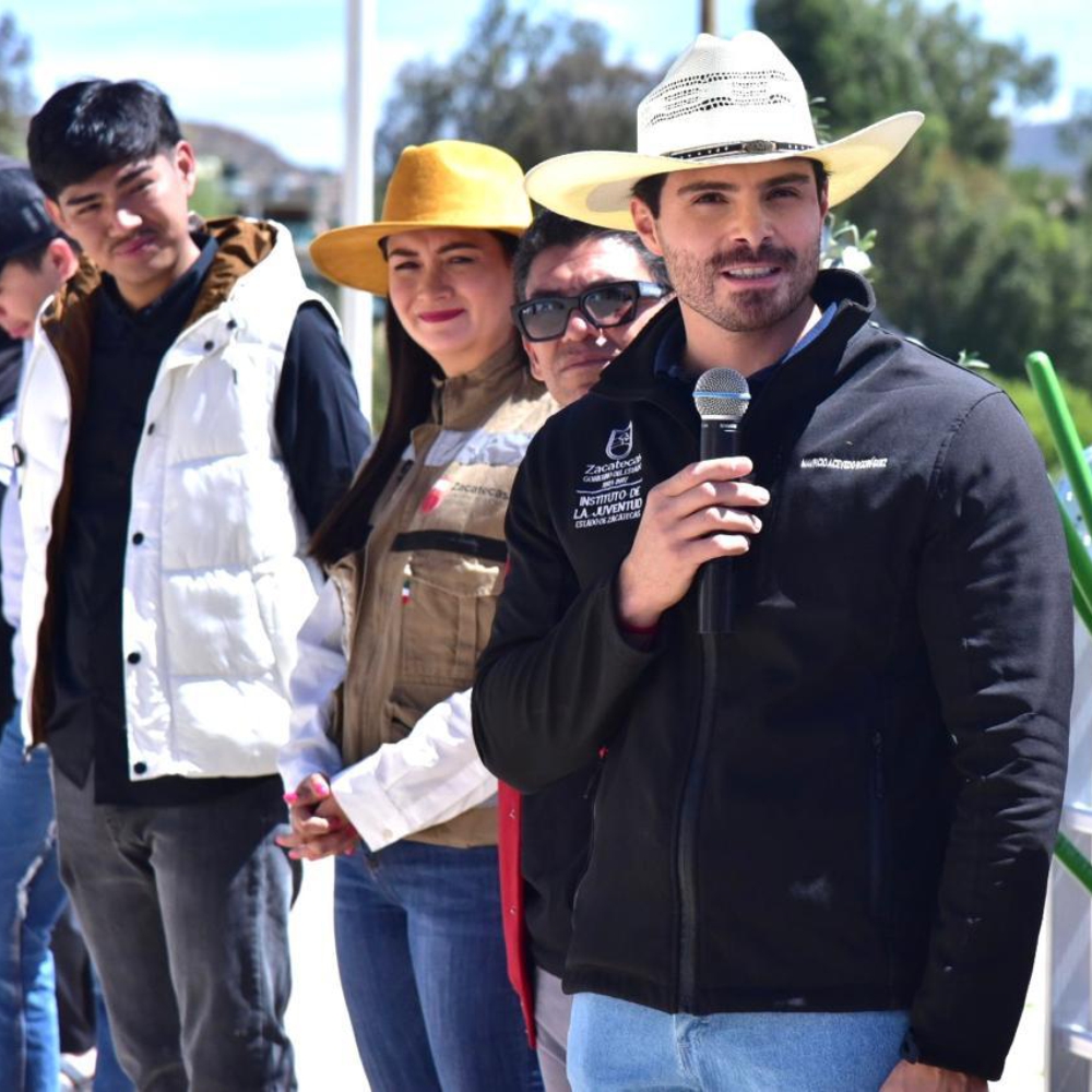 Gobierno estatal y migrantes rehabilitan cancha en La Blanca, Sombrerete