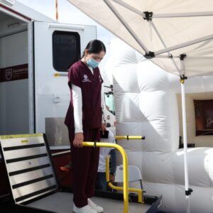 Acerca Gobernador servicios médicos gratuitos a Fresnillo