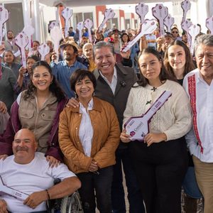 Entrega gobernador vivienda a 18 familias de Luis Moya